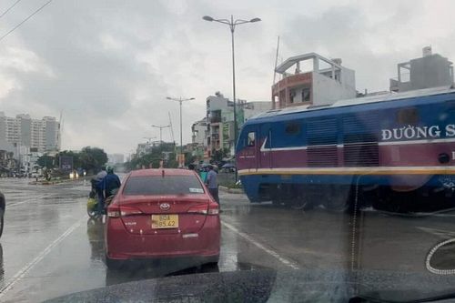 Clip: Đang cho tàu chạy về ga Sài Gòn, lái tàu 'tá hỏa' thấy gác chắn chưa đóng