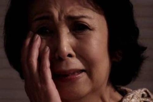 Lên thăm con gái, nhìn cảnh dưới bàn ăn khiến tôi mất ngủ cả đêm