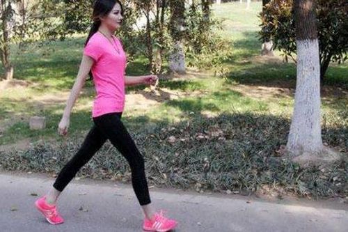 Người phụ nữ 36 tuổi kiên trì chạy 3km mỗi ngày, sau 1 năm, cơ thể thay đổi ngạc nhiên