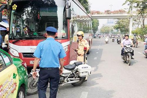 Công an Hà Nội mạnh tay dẹp nạn 'cò mồi', xử nghiêm ô tô bắt khách dọc đường