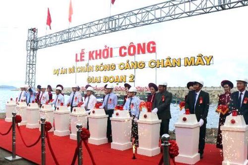 Khởi công xây dựng công trình Đê chắn sóng cảng Chân Mây giai đoạn 2
