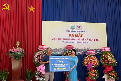 Tặng bàn ghế, gạch làm từ rác cho trường học