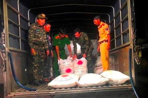 Bắt quả tang ô tô tải chở gần 2.600kg đường cát nghi nhập lậu