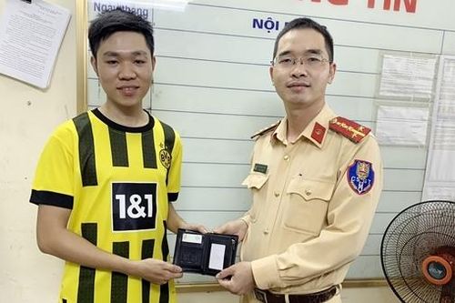 Đại úy CSGT nhặt được ví tiền trả lại cho người dân