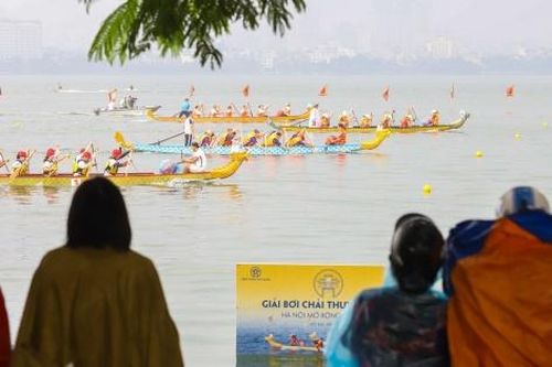 Khán giả đội mưa xem đua thuyền rồng ở Hồ Tây