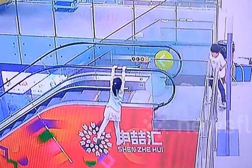 Người đàn ông giải cứu bé gái mắc kẹt trên thang cuốn ở Trung Quốc