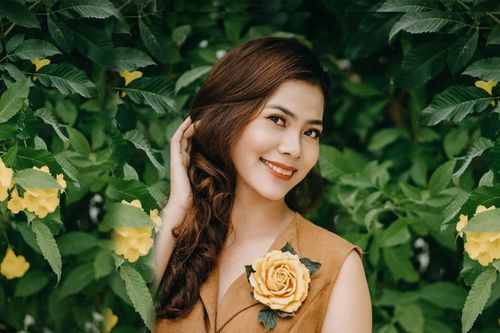 Cô giáo miền Tây gây sốt mạng nhờ tài năng làm hoa bằng vải