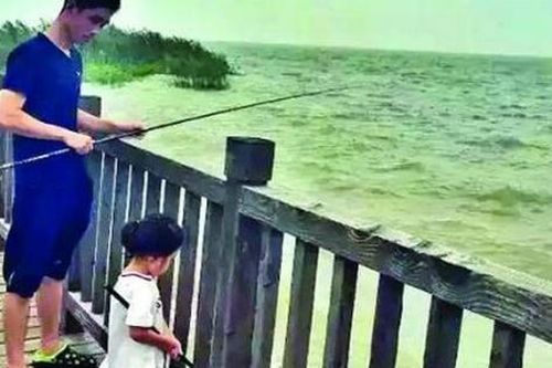 Bán cả nhà và công ty để đưa con gái đi du lịch, quan điểm của ông bố trẻ khiến nhiều người phải suy ngẫm