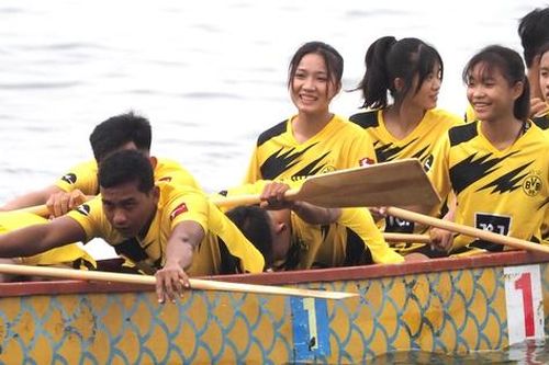 Bất chấp mưa lạnh, người Hà Nội rủ nhau đi xem Giải Bơi chải thuyền rồng trên Hồ Tây
