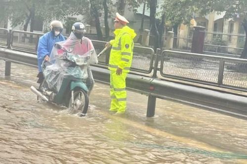 Thừa Thiên - Huế: Quốc lộ 1A bị ngập, một số phương tiện bị chết máy khi lưu thông