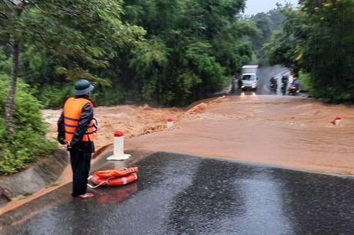 Quảng Trị: Đập tràn bị ngập, hơn 700 hộ dân xã A Vao bị chia cắt
