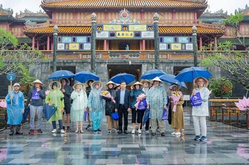Siêu du thuyền chở 100 khách đến Huế