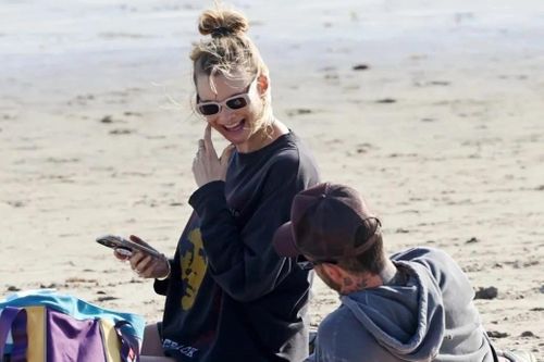 Adam Levine khăng khít với vợ sau ồn ào ngoại tình