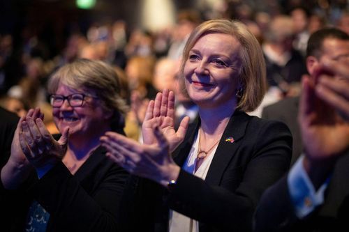 Chông gai chờ bà Liz Truss sau khởi đầu không thể tồi tệ hơn