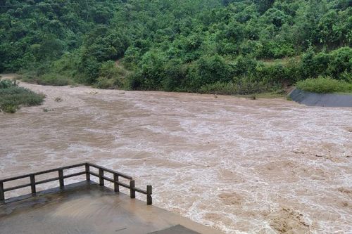Cậu bé 9 tuổi rơi xuống dòng nước lũ khi câu cá
