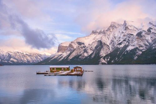 Thị trấn ma nằm gọn trong lòng hồ phẳng lặng ở Canada