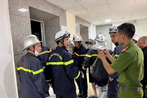 Giải cứu thiếu nữ bị mắc kẹt trong thang máy ở Hà Nội