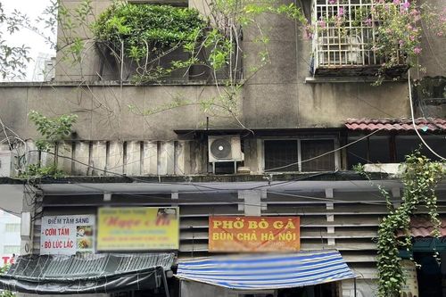 Về Việt Nam 'ông vua kim hoàn' khoe dáng với xe bán hàng rong