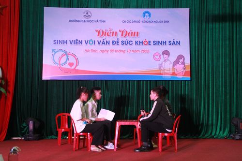 Sinh viên Hà Tĩnh làm kịch tương tác tuyên truyền sức khỏe sinh sản