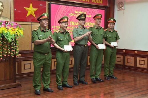 Thưởng nóng các đơn vị bắt nhanh kẻ mới ra tù 3 ngày đã đâm chết người