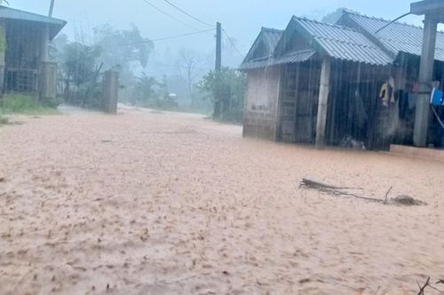 Mưa lớn khiến nhiều cầu tràn ở miền núi Quảng Trị bị ngập gây chia cắt