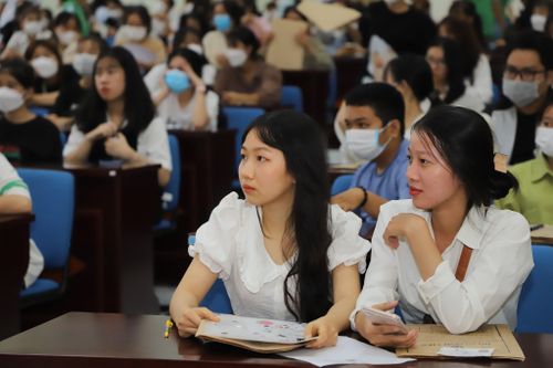 Tạo 'đề kháng' cho tân sinh viên trước cám dỗ nơi thị thành