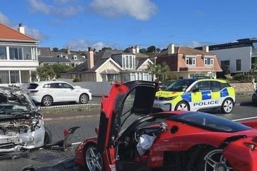 Ferrari Enzo gặp nạn trên đường giao tới chủ nhân mới