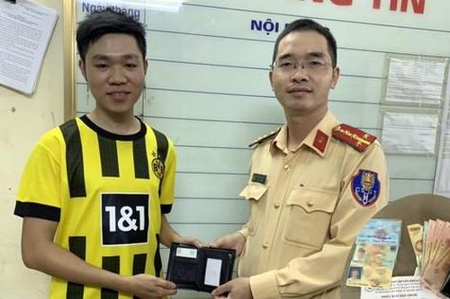 Cuộc gọi bất ngờ từ CSGT tới thanh niên làm rơi ví khi đi mua thuốc cho bố