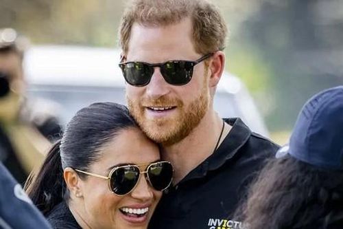Hoàng tử Harry bám lấy Meghan như bè cứu sinh