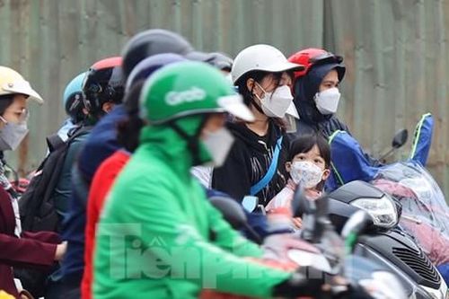 Người Hà Nội co ro trong gió lạnh đầu mùa