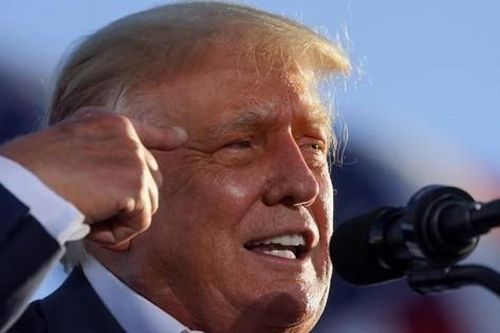 Ông Trump cáo buộc cựu Tổng thống George H.W.Bush để tài liệu mật trong nhà hàng Trung Hoa
