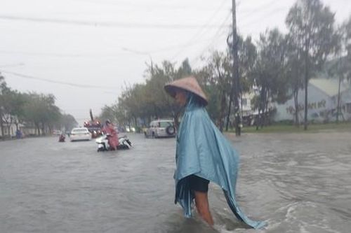 Quảng Nam phố 'biến thành sông', hàng loạt phương tiện chết máy