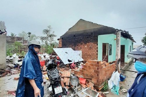 Lốc xoáy làm tốc mái hàng chục nhà dân ở Quảng Ngãi
