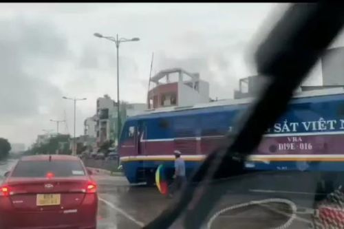 Vụ tàu vào ga Sài Gòn dừng khẩn: Lộ bất cập đóng gác chắn đường ngang