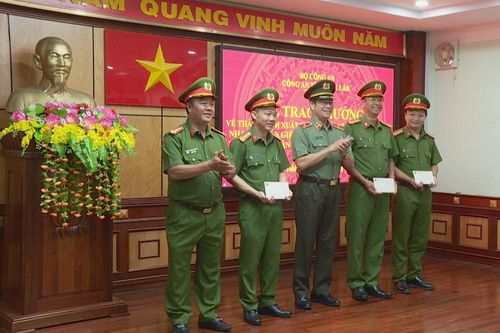 Thưởng nóng 3 đơn vị truy bắt đối tượng đâm chết người sau 3 ngày ra tù