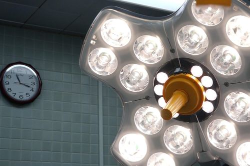 Phòng mổ cấp cứu Bệnh viện Chợ Rẫy sáng đèn xuyên đêm