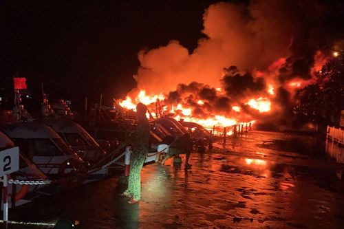 Cháy 8 cano và tàu tại bến du lịch Cửa Đại