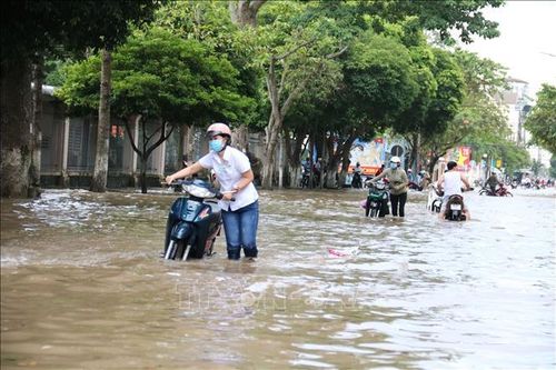 Triều cường lên cao gây ngập nhiều nơi ở Vĩnh Long