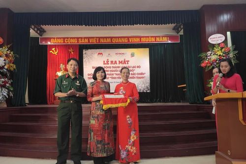 Tiếp nhận kỷ vật tình yêu qua chiến tranh và ra mắt tự truyện 'Nam chinh Bắc chiến'