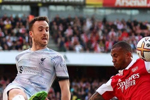 Fan Arsenal và Liverpool cùng sốc vì Gabriel không bị thổi penalty