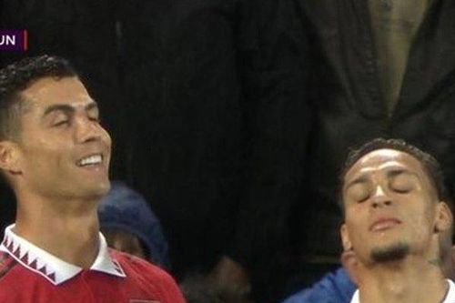 Ronaldo lần đầu ăn mừng theo kiểu mới đánh dấu mốc 700 bàn