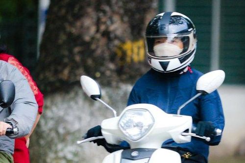 Gió mùa về, người dân kín mít ra đường ngày đầu tuần