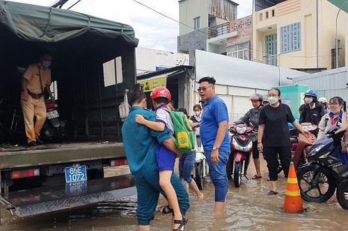 Cần Thơ cho học sinh tự học ở nhà vì triều cường vượt mức báo động III