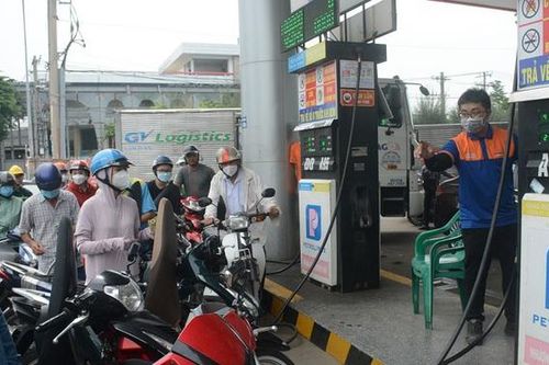 TPHCM: Người dân xếp hàng dài, đi 3-4 nơi mới mua được xăng