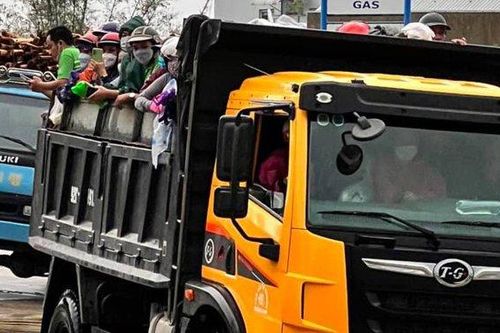 Quảng Nam: Chính quyền dùng xe tải đưa học sinh, người dân vượt lũ về nhà