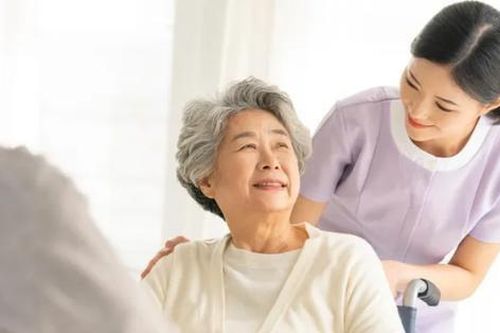 Nhìn thấy tấm thiệp mời của chị dâu mà mẹ tôi rưng rưng nước mắt
