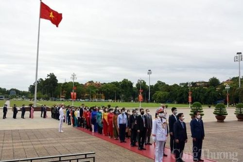 Đoàn đại biểu ngành Xuất bản báo công lên Bác và viếng Lăng Chủ tịch Hồ Chí Minh
