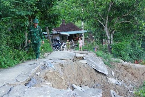 Nghệ An: Di dời khẩn cấp 30 hộ dân có nguy cơ bị sạt lở đất