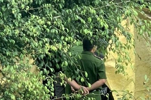 Bắn chết con riêng của vợ rồi tự sát