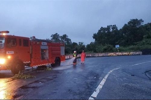 Công an rải cát xử lý dầu loang trên đèo Hải Vân